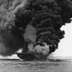 1_Rivera-Ray-USS-Bunker-Hill-touche-p-ar-Kamikazes-Okinawa-11-May-1945